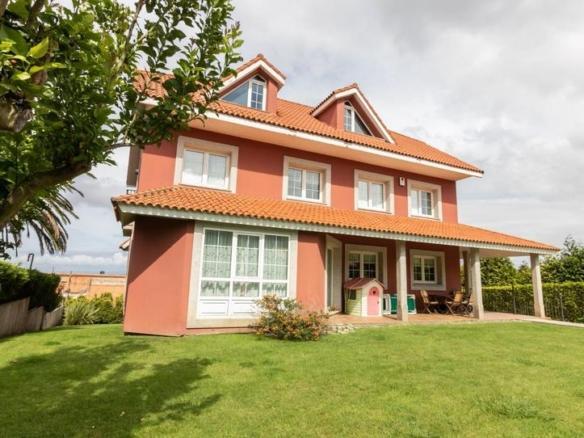 House or chalet for sale on Calle Paris, Elviña – A Zapateira