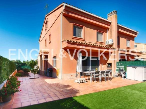 Semi-detached house for sale on Carrer Les Moles, El Far d’Empordà