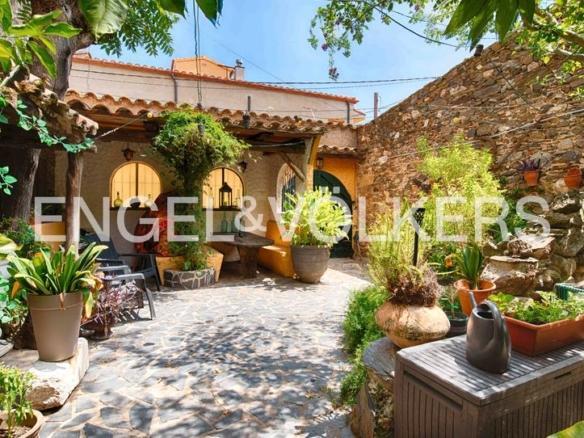Townhouse for sale on Carrer Dels Socals, Garriguella