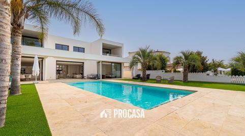 House or villa for sale in Peni, Peni