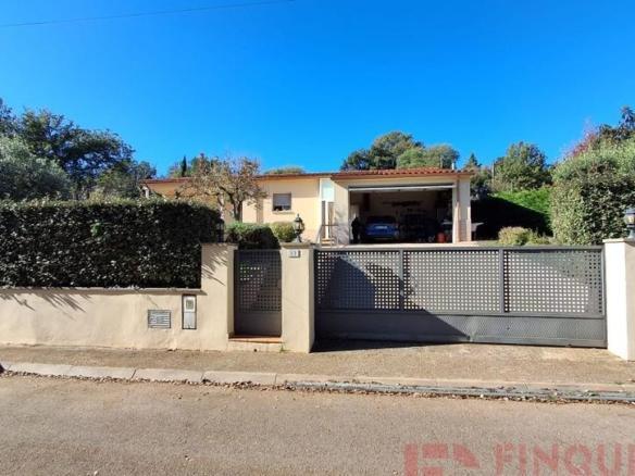 House or chalet for sale on Calle Baix Penedès, Bescanó