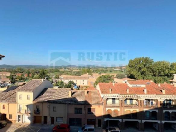 Apartment for sale on Calle Germans de Ferrer, La Bisbal d’Empordà
