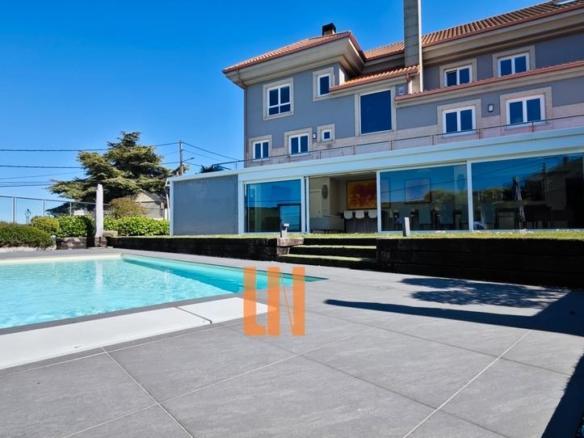 House or chalet for sale on Rua París, Elviña – A Zapateira