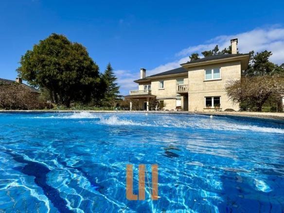 House or villa for sale on Avenida Valle-Inclán, Perillo
