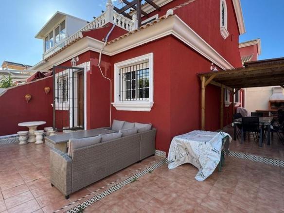 Townhouse for sale in Los Almendros