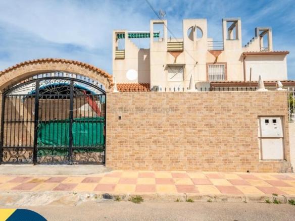 Townhouse for sale in Carrefour Area – Urbanizations