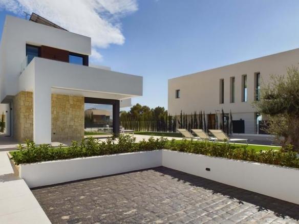 House or villa for sale in Carrer Praga, Golf Bahía