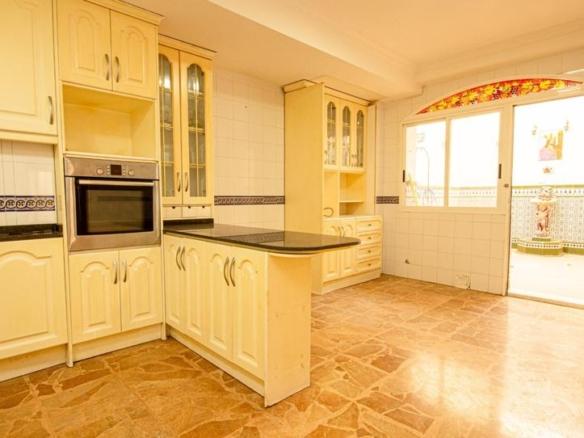 Apartment for sale on Calle Ramon Gallud, Centro – Muelle Pesquero