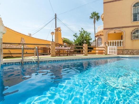 House or villa for sale on Calle Golondrinas, La Florida