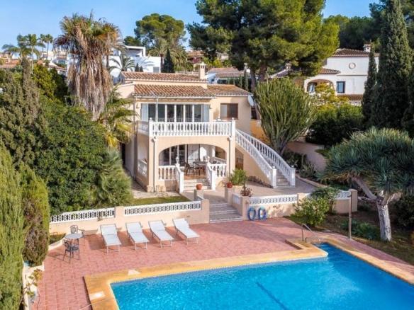 House or villa for sale in the town center
