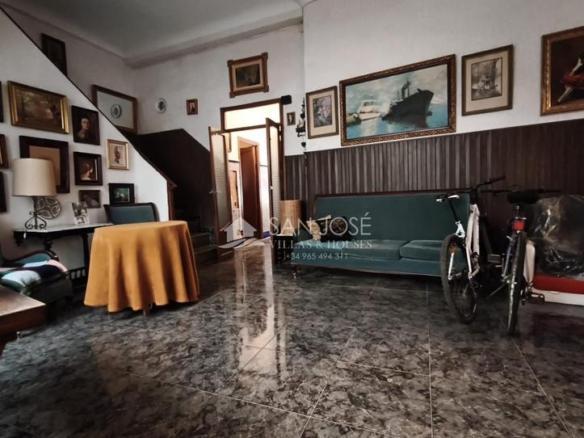 House or villa for sale in the city center