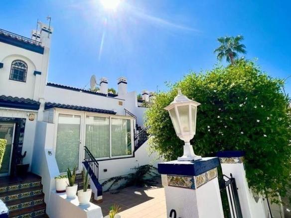 Townhouse for sale in Villamartín – Las Filipinas