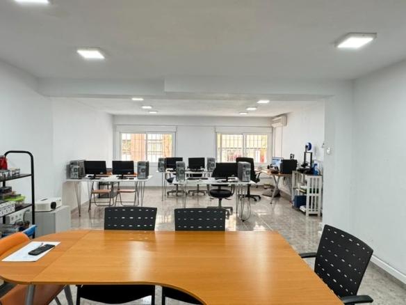 Office for sale on Maestro Padilla Street, Oliveros – Altamira