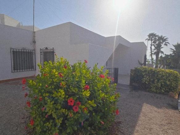 House or villa for sale on Calle Hermanos Machado, Mojácar Playa – Las Ventanicas – La Paratá