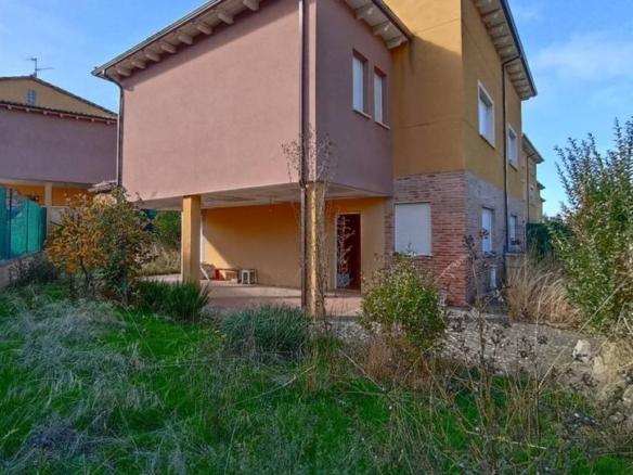 Townhouse for sale on Avenida Castilla y León, Valdorros