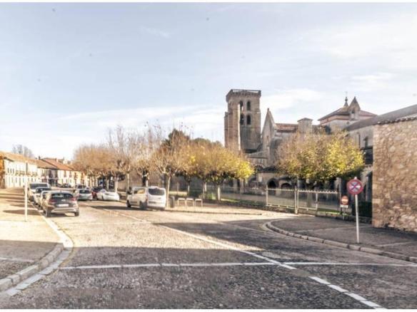 Apartment for sale on Calle Traseras Arco del Amparo, Universidad – Las Huelgas