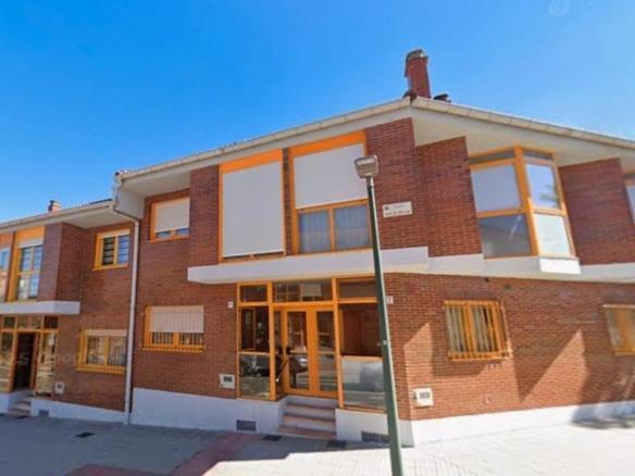House or villa for sale on Calle Ruiz de Alarcón, San Julián – Barriada de Cortes