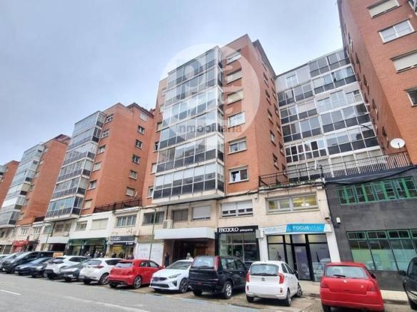 Apartment for sale in Del Vena, Reyes Católicos