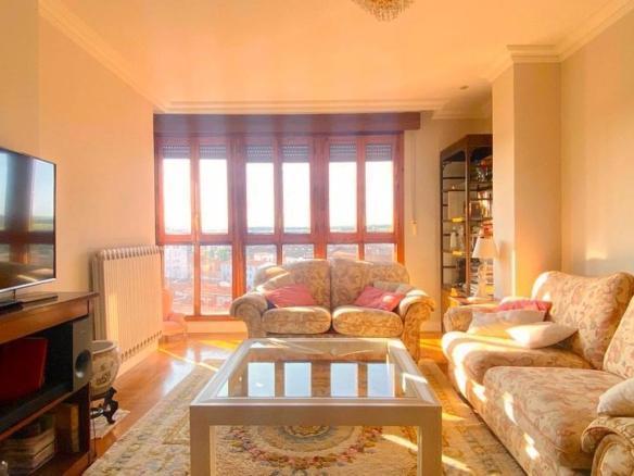 Apartment for sale on Guardia Civil Street, Reyes Católicos