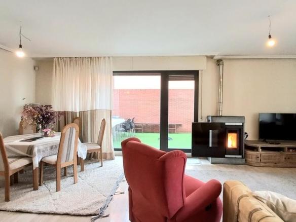 Townhouse for sale on Cebreiro Street, University – Las Huelgas