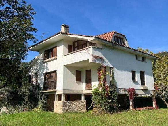 House or villa for sale in Prestín, Parres