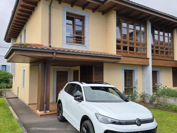 House or villa for sale in Llanes town