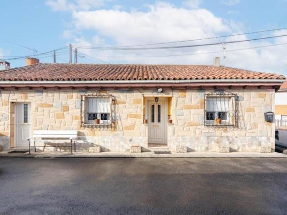 House or villa for sale in Fresneda la, 1152, Viella – Granda – Meres