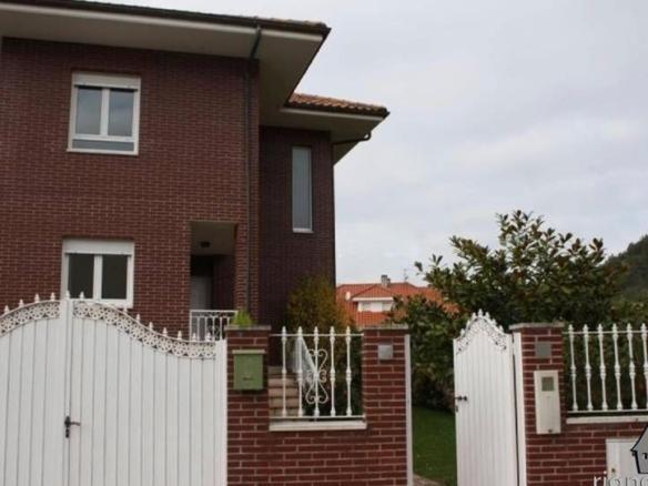 Townhouse for sale on Calle Danza de Arcos, 55, Ribadesella