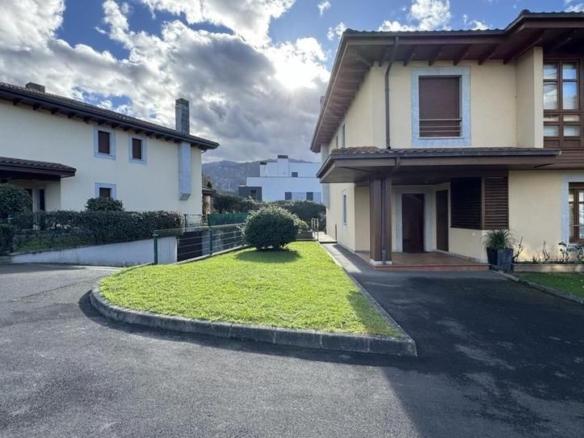 Townhouse for sale in Llanes town