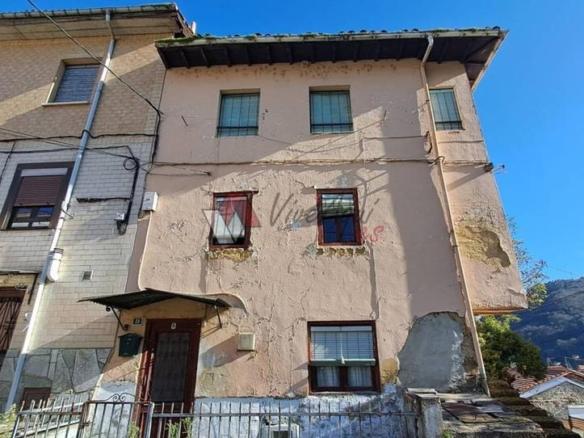 House or villa for sale in Cortina, 39, Santa Marina – Polígono