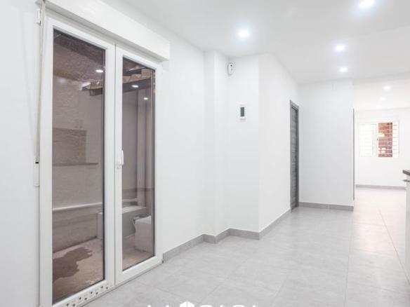 Ground floor apartment for sale in Sants-Badal