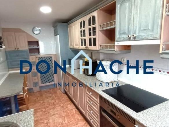 Townhouse for sale in Plaza España, Trujillanos