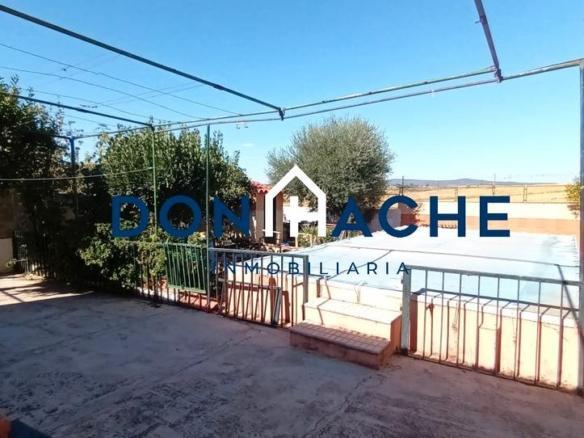 House or villa for sale in East