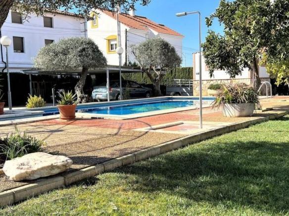 House or villa for sale on Adelfas Street, Don Benito