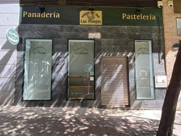 Commercial premises for sale on Calle González Serrano, La Estación