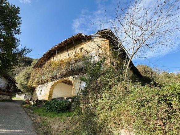 Rustic property for sale in Larrabetzu