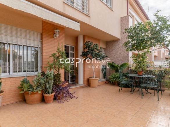 Townhouse for sale on Avinguda de Borriana, Old Town – Darremur