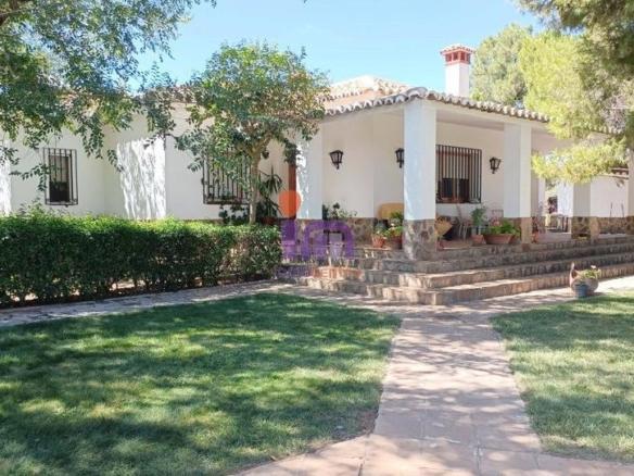 Rustic property for sale in Urda