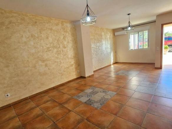 Townhouse for sale in Barrio del Aulagar, La Victoria