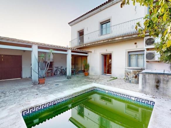 Townhouse for sale in La Carlota