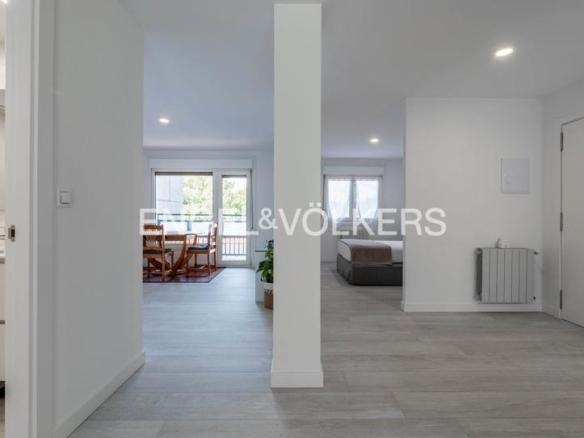Apartment for sale on Portuene Street, Antiguo