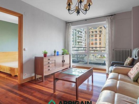 Apartment for sale in Txofre, Gros
