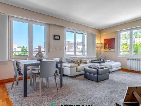 Apartment for sale in Iñaki Aldabalde, Gros