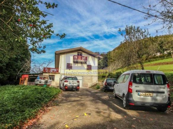 House or chalet for sale on Calle Sarobe Erreka Bidea, Oiartzun