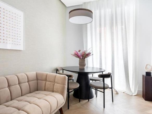 Apartment for sale in De Santa Engracia, Trafalgar