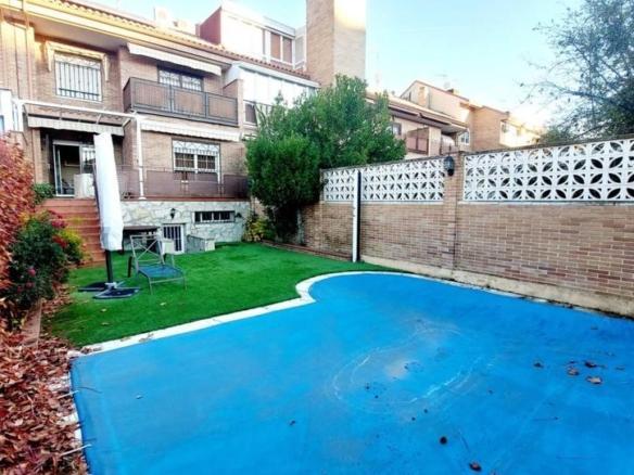 Townhouse for sale in El Arroyo – La Fuente