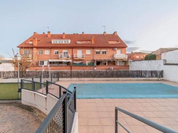 Apartment for sale on Calle San Isidro, Sevilla la Nueva