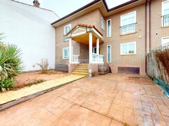 Casa adosada en venta en C. Emeterio Atienza, El Casar