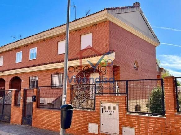 Casa adosada en venta en Escritor Javier Reverte, Torija