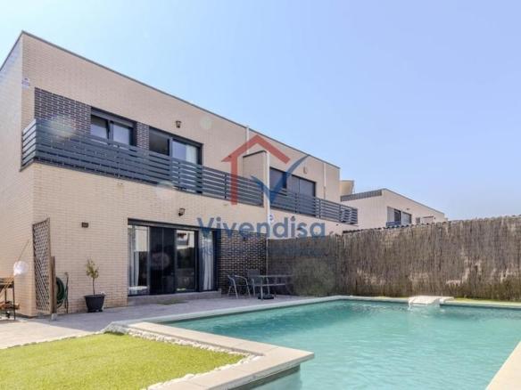 Casa adosada en venta en Cabanillas del Campo